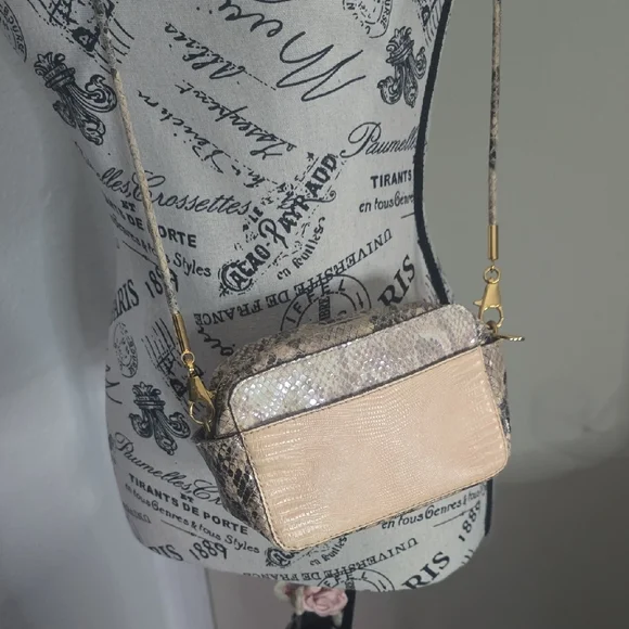 Stella McCartney Faux-Snakeskin Irredesent Camera/Crossbody (EUC)(RARE)(COA)🤍✨️ - Picture 15 of 17